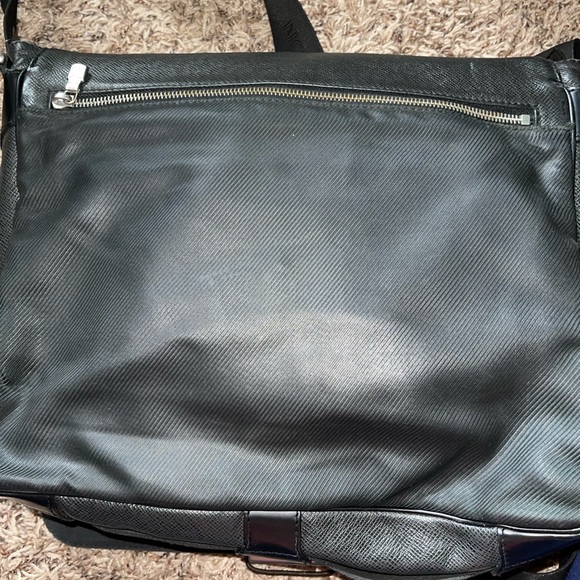 LOUIS VUITTON Taiga Viktor Messenger Bag - Picture 7 of 15